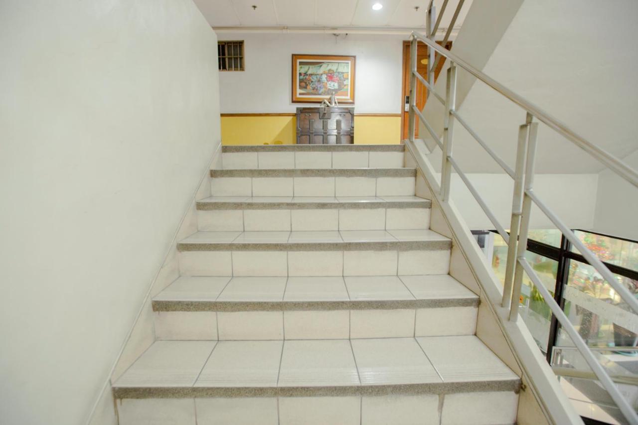 Capital O 201 Newgrange Condotel Quezon City Esterno foto
